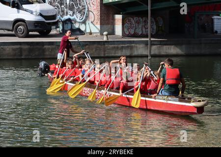 I giovani vogatori praticano con il loro maestro nelle acque dei canali (Navigli) Foto Stock