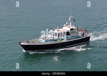 La polizia del Ministero della difesa lancia SIR GEOFFREY RACKHAM pattugliando le acque locali del porto Foto Stock
