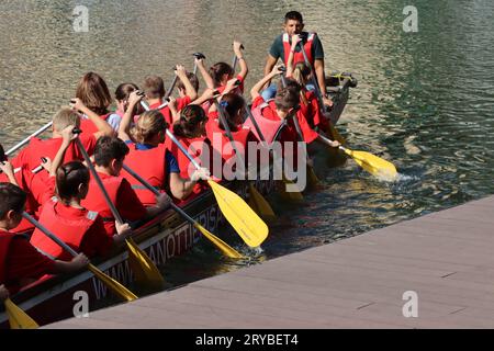 I giovani vogatori praticano con il loro maestro nelle acque dei canali (Navigli) Foto Stock