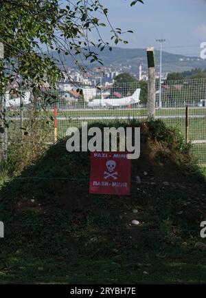 Sarajevo, Bosnia ed Erzegovina - 26 settembre 2023: Segni di guerra bosniaca. Il tunnel della speranza ha fornito un'ancora di salvezza per la sopravvivenza dei cittadini bosniaci Foto Stock