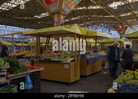 Sarajevo, Bosnia ed Erzegovina - 27 settembre 2023: Il 5 febbraio 1994, questo mercato fu colpito da una granata di mortaio e 67 persone furono uccise. Foto Stock