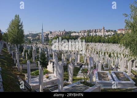 Sarajevo, Bosnia-Erzegovina - 29 settembre 2023: Mezarje Stadion. Molte delle 11541 vittime sono sepolte in questo cimitero. Si trova all'Olympic Foto Stock