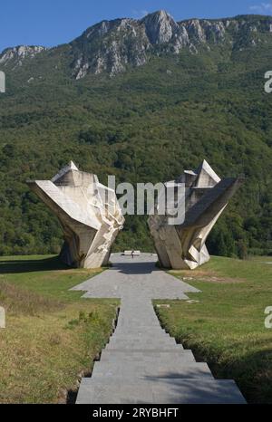 Tjentiste, Bosnia ed Erzegovina - 29 settembre 2023: Questo complesso commemorativo commemora la battaglia della Sutjeska durante la seconda guerra mondiale. Foto Stock