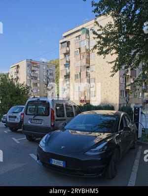 Gorazde, Bosnia ed Erzegovina - 29 settembre 2023: Una ripresa statica della ricarica di auto elettriche presso la stazione di ricarica EPBIH AC in una soleggiata giornata estiva. Selecti Foto Stock