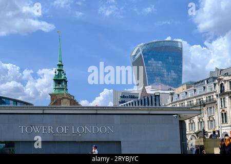 Londra, Inghilterra - 22 giugno 2023: Ingresso alla Torre di Londra ed edifici classici e moderni in lontananza nella zona est di Londra. Foto Stock