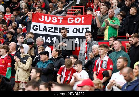 I tifosi del Manchester United tengono una bandiera di protesta contro i Glazers durante la partita di Premier League all'Old Trafford, Manchester. Data immagine: Sabato 30 settembre 2023. Foto Stock