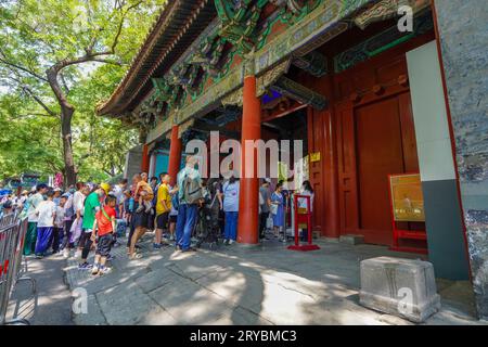 Città di Pechino, Cina - 2 luglio 2023: I turisti in coda fuori dal Tempio di Confucio. Foto Stock
