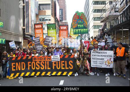 Domenica 17 settembre, si stima che 75.000 persone abbiano marciato per le strade di New York City nel più grande evento climatico negli Stati Uniti dall'inizio della COVID. La marcia ha chiesto al presidente Biden di intraprendere un'azione molto più forte contro i combustibili fossili, tra cui adempiere alla sua promessa campagna di smettere di rilasciare permessi per l'estrazione di combustibili fossili su terre federali e per lui di dichiarare formalmente un'emergenza climatica i nativi americani provenienti da tutto il paese hanno partecipato alla marcia. Foto Stock