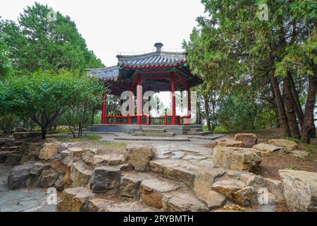 Pechino, Cina - 3 luglio 2023: Paesaggio architettonico del padiglione del Palazzo d'Estate. Foto Stock