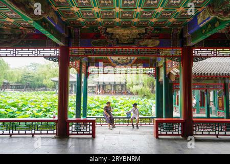 Pechino, Cina - 3 luglio 2023: I turisti giocano nel Palazzo d'Estate, Pechino. Foto Stock