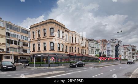 Istanbul, Turchia - 12 maggio 2023: Colorati edifici residenziali tradizionali a Bebek - via Arnavutkoy, quartiere di Besiktas, in un soleggiato giorno primaverile Foto Stock