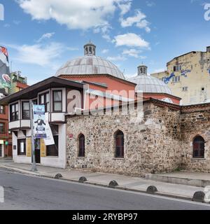 Istanbul, Turchia - 12 maggio 2023: Lo storico Husrev Kethuda Hamami del XVII secolo, un bagno turco situato nel quartiere di Ortakoy. L'edificio è in pietra bianca e ha una grande cupola al centro Foto Stock