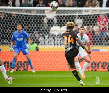 Hull, Regno Unito. 30 settembre 2023. Campionato EFL: Hull City AFC contro Plymouth Argyle. Jean Michael seri di Hull City tira un tiro in porta. Credit Paul Whitehurst/Alamy Live News Foto Stock