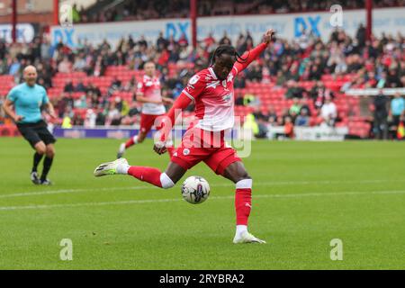 Devante Cole #44 di Barnsley tira un tiro in porta durante la partita di Sky Bet League 1 Barnsley vs Blackpool a Oakwell, Barnsley, Regno Unito, il 30 settembre 2023 (foto di Alfie Cosgrove/News Images) Foto Stock