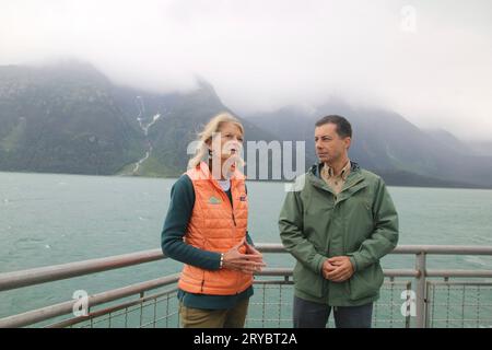 Juneau, Stati Uniti d'America. 18 agosto 2023. Il Segretario dei trasporti degli Stati Uniti Pete Buttigieg, a destra, ascolta la senatrice degli Stati Uniti Lisa Murkowski, R-AK, durante un viaggio sul traghetto Hubbard lungo il canale Lynn, il 18 agosto 2023 vicino a Juneau, Alaska. L’Alaska Marine Highway System riceverà più di 286 milioni di dollari dal governo federale, che è più di tre volte la dimensione del budget annuale del sistema di traghetti. Credito: USDOT/US Department of Transportation/Alamy Live News Foto Stock