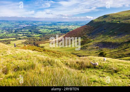 Ai piedi di Pen Y fan lungo l'escursione da Cwm Gwdi, Brecon Beacons National Park, Galles, Regno Unito Foto Stock