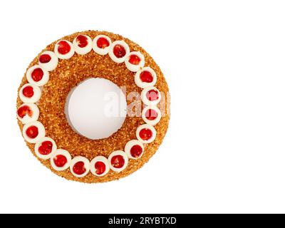 Il Frankfurter Kranz Cake, noto anche semplicemente come Kranz in Germania, è un classico e amato dessert tedesco. Torta su sfondo bianco. Foto Stock