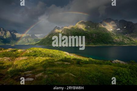 arcobaleno sulle montagne Foto Stock
