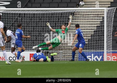 Il portiere di Harrogate Town Mark Oxley salva il tiro da Milton Keynes Dons Mohamed EISA durante la prima metà della partita di Sky Bet League 2 tra MK Dons e Harrogate Town allo Stadio MK di Milton Keynes sabato 30 settembre 2023. (Foto: John Cripps | mi News) crediti: MI News & Sport /Alamy Live News Foto Stock