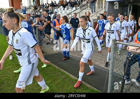 Oostakker, Belgio. 30 settembre 2023. Entrambe le squadre hanno illustrato di entrare in campo davanti ad una partita di calcio femminile tra AA Gent Ladies e Sporting du Pays de Charleroi il 5° giorno della stagione 2023 - 2024 della belga lotto Womens Super League, sabato 30 settembre 2023 a Oostakker, IN BELGIO. Credito: Sportpix/Alamy Live News Foto Stock