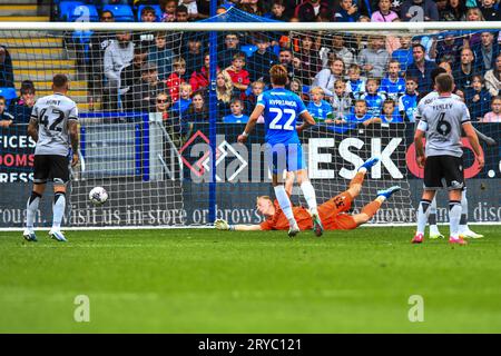 Il portiere Matthew Cox (33 Bristol Rovers), incapace di fermare Archie Collins (27 Peterborough United), sparato durante la partita di Sky Bet League 1 tra Peterborough e Bristol Rovers a London Road, Peterborough sabato 30 settembre 2023. (Foto: Kevin Hodgson | mi News) crediti: MI News & Sport /Alamy Live News Foto Stock