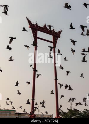 Sao Chingcha o The Giant Swing, precedentemente utilizzato in una vecchia cerimonia bramino, con piccioni volanti durante il tramonto Foto Stock