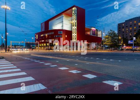 Rotterdam Paesi Bassi 09-28-2023 il nuovo teatro Luxor nella parte in espansione di de Kop van Zuid a Rotterdam, con il suo tipico colore rosso Foto Stock