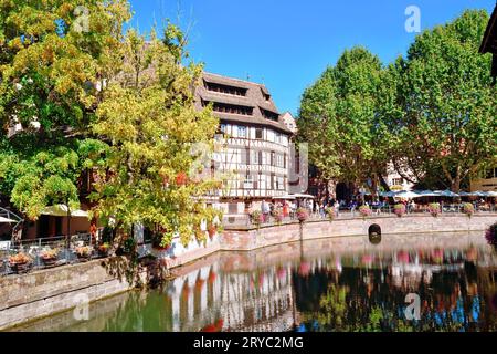 Strasburgo, Francia - settembre 2023: Il fiume "III" con una casa in stile tradizionale europeo a graticcio nella città storica Foto Stock