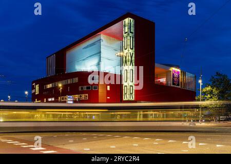 Rotterdam Paesi Bassi 09-28-2023 il nuovo teatro Luxor nella parte in espansione di de Kop van Zuid a Rotterdam, con il suo tipico colore rosso Foto Stock