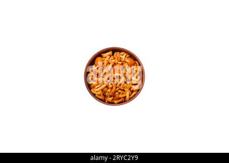 Deliziosi funghi al miele sottaceto con sale e spezie in un piatto di ceramica su sfondo scuro Foto Stock