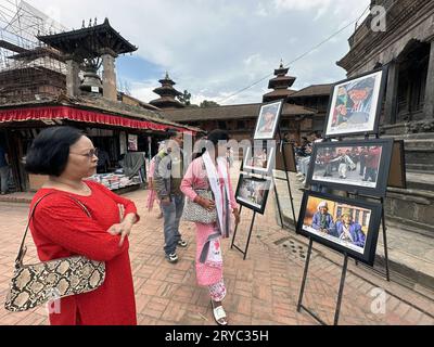 Lalitpur, Bagmati, Nepal. 30 settembre 2023. Le persone visitano una mostra fotografica dal titolo ''persone anziane in foto'' in occasione della giornata internazionale delle persone anziane organizzata dal National Forum of Photo Journalists (NFPJ) in collaborazione con Ageing Nepal a Patan Durbar Square a Lalitpur, Nepal il 30 settembre 2023. Il 14 dicembre 1990, l'Assemblea generale delle Nazioni Unite ha designato il 1° ottobre di ogni anno come giornata internazionale delle persone anziane. (Immagine di credito: © Sunil Sharma/ZUMA Press Wire) SOLO USO EDITORIALE! Non per USO commerciale! Foto Stock