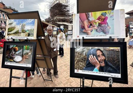 Lalitpur, Bagmati, Nepal. 30 settembre 2023. Un anziano visita una mostra fotografica dal titolo ''anziani in foto'' in occasione della giornata internazionale delle persone anziane organizzata dal National Forum of Photo Journalists (NFPJ) in collaborazione con Ageing Nepal presso Patan Durbar Square a Lalitpur, Nepal il 30 settembre 2023. Il 14 dicembre 1990, l'Assemblea generale delle Nazioni Unite ha designato il 1° ottobre di ogni anno come giornata internazionale delle persone anziane. (Immagine di credito: © Sunil Sharma/ZUMA Press Wire) SOLO USO EDITORIALE! Non per USO commerciale! Foto Stock