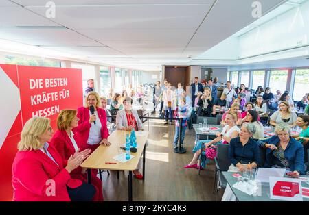 30 settembre 2023, Assia, Francoforte sul meno: Anke Rehlinger (l-r, SPD), Ministro-Presidente della Saarland, Malu Dreyer (SPD), Ministro-Presidente della Renania-Palatinato, Nancy Faeser (SPD), candidato di primo piano della SPD/Ministro federale dell'interno, Manuela Schwesig (SPD), Ministro-Presidente della Pomerania Occidentale del Meclemburgo e Saskia Esken (SPD), uno dei due leader federali della SPD, siedono di fronte ai colleghi del partito all'evento della campagna elettorale della SPD. Il principale candidato della SPD e ministro degli interni federale fa una crociera con 200 donne di politica, società, affari, scienza, cultura e sport. Phot Foto Stock