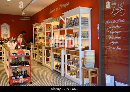 Negozio di souvenir turistico (COMUR, A Conserveira de Portugal) che vende prodotti portoghesi come le sardine in barattoli di etichette speciali, Porto, Portogallo Foto Stock