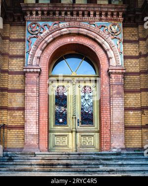 Porta principale dell'ex Postfuhramt (edificio degli uffici postali) su Oranienburgerstrasse a Berlino Mitte, Berlino, Germania Foto Stock