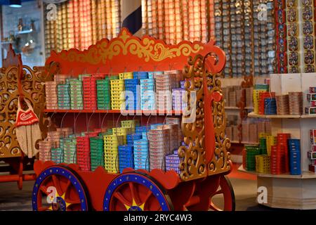 Negozio di souvenir turistico (COMUR, A Conserveira de Portugal) che vende prodotti portoghesi come le sardine in barattoli di etichette speciali, Porto, Portogallo Foto Stock