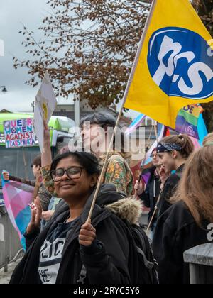 Rutherglen, Scozia, Regno Unito. 30 settembre 2023: Cabaret contro il discorso di odio protesta contro il Partito scozzese della famiglia sulla strada principale di Rutherglen. Foto Stock