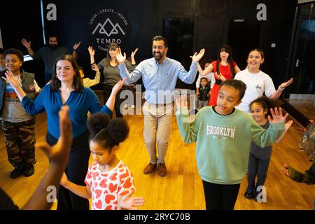 Rutherglen, Scozia, Regno Unito. 30 settembre 2023. Candidato SNP alle elezioni suppletive di Rutherglen e Hamilton West, Katy Loudon e il primo ministro Humza Yousaf esercitano in classe presso il tempo Community Space di Rutherglen. Le elezioni suppletive si terranno il 5 ottobre 2023. Iain Masterton/Alamy Live News Foto Stock