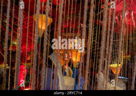 Howrah, Bengala Occidentale, India- 3 ottobre 2022: Bella illuminazione e decorazione all'interno del Pandal Durga puja, Durga Puja, il più grande festival indù. Foto Stock