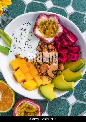 Muesli con yogurt greco, miele, frutta fresca, semi di chia Foto Stock