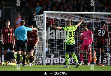 30 settembre 2023; Vitality Stadium, Boscombe, Dorset, Inghilterra: Premier League Football, AFC Bournemouth contro Arsenal; l'arbitro Michael Salisbury assegna una penalità all'Arsenal Credit: Action Plus Sports Images/Alamy Live News Foto Stock