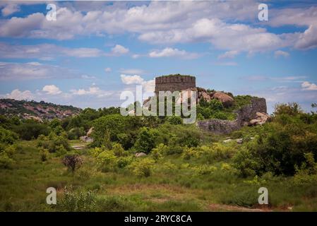Fortificazione in cima a una collina nel complesso del forte di Gingee nel distretto di Villupuram, Tamil Nadu, India Foto Stock