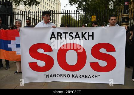 Downing Street, Londra, Regno Unito. 30 settembre 2023. Le proteste armene contro l'esercito azero hanno lanciato un attacco illegale contro gli armeni etnici nel Nagorno-Karabakh il 19 settembre 2023. Gli armeni etnici temono un altro genocidio, e 120.000 armeni fuggirono in Armenia per sicurezza. I manifestanti armeni gridavano "vogliamo la pace" fuori Downing Street. Credito: Vedere li/Picture Capital/Alamy Live News Foto Stock