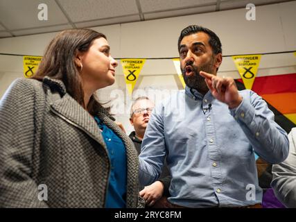 Rutherglen, Scozia, Regno Unito. 30 settembre 2023. Il primo ministro Humza Yousaf e il candidato SNP per le elezioni suppletive di Rutherglen e Hamilton West, Katy Loudon parla con i lavoratori del partito presso l'Hub per il SNP a Rutherglen. Le elezioni suppletive si terranno il 5 ottobre 2023. Iain Masterton/Alamy Live News Foto Stock