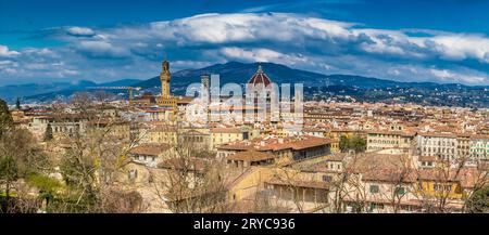 Vedute mozzafiato degli edifici e delle chiese di Firenze Foto Stock