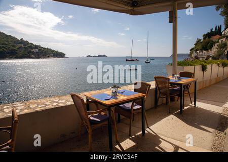 Dubrovnik, Croazia - 14 settembre 2023 : ristoranti lungo la passeggiata sul lungomare nel sobborgo di Lapad a Dubrovnik Foto Stock