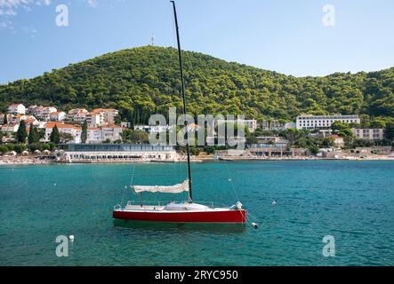 Dubrovnik, Croazia - 14 settembre 2023: Spiaggia di Lapad, parte di Dubrovnik, famosa destinazione turistica della Croazia Foto Stock