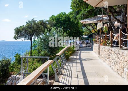 Dubrovnik, Croazia - 14 settembre 2023 : ristoranti lungo la passeggiata sul lungomare nel sobborgo di Lapad a Dubrovnik Foto Stock
