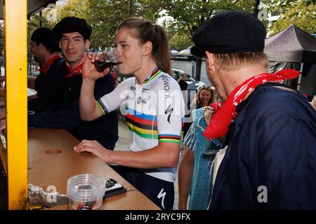 Gent, Belgio. 30 settembre 2023. Lotte Kopecky belga di SD Worx nella foto durante una fanday per il campione del mondo di ciclismo Kopecky, a Gent, sabato 30 settembre 2023. SD Worx, Cycling Vlaanderen e la Flemish Cycling School stanno unendo le forze e organizzando congiuntamente il primo fan day per il campione del mondo Kopecky. Con l'iniziativa, le tre parti e Kopecky sperano di ispirare le giovani ragazze ad iniziare a pedalare. BELGA PHOTO KURT DESPLENTER Credit: Belga News Agency/Alamy Live News Foto Stock