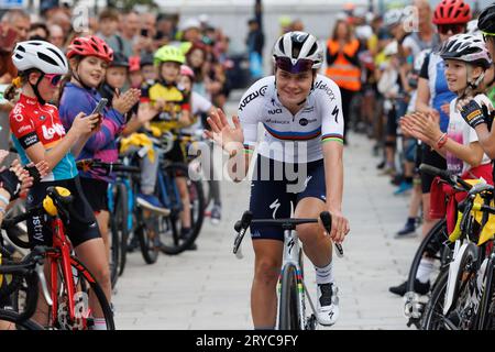 Gent, Belgio. 30 settembre 2023. Lotte Kopecky belga di SD Worx nella foto durante una fanday per il campione del mondo di ciclismo Kopecky, a Gent, sabato 30 settembre 2023. SD Worx, Cycling Vlaanderen e la Flemish Cycling School stanno unendo le forze e organizzando congiuntamente il primo fan day per il campione del mondo Kopecky. Con l'iniziativa, le tre parti e Kopecky sperano di ispirare le giovani ragazze ad iniziare a pedalare. BELGA PHOTO KURT DESPLENTER Credit: Belga News Agency/Alamy Live News Foto Stock